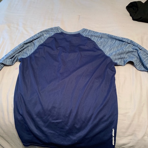 Medium size under armor shirt - Picture 3 of 4